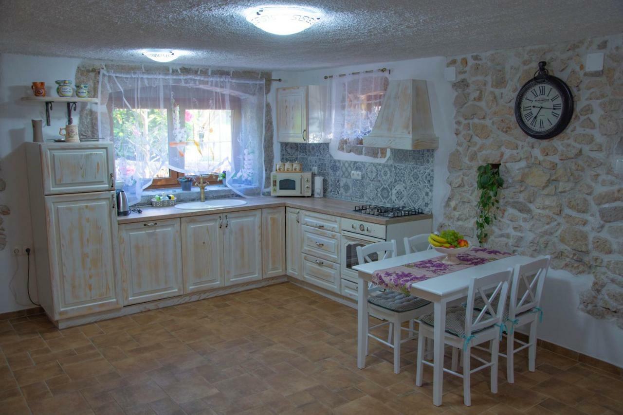 Traditional Stone House St.Anton Малинска Экстерьер фото